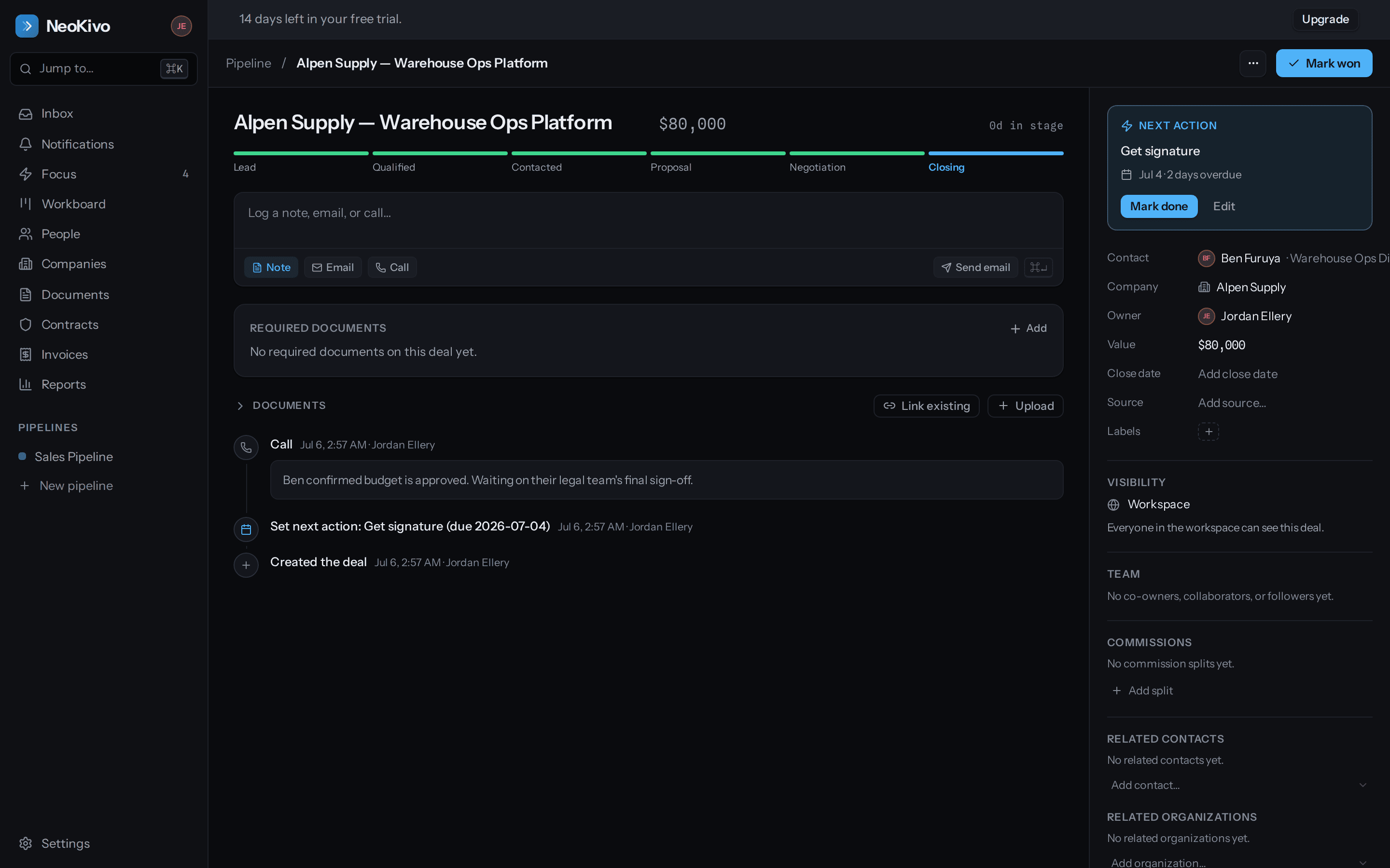 Une fiche affaire affichant sa valeur, son étape, sa prochaine action et une chronologie des appels et notes enregistrés.