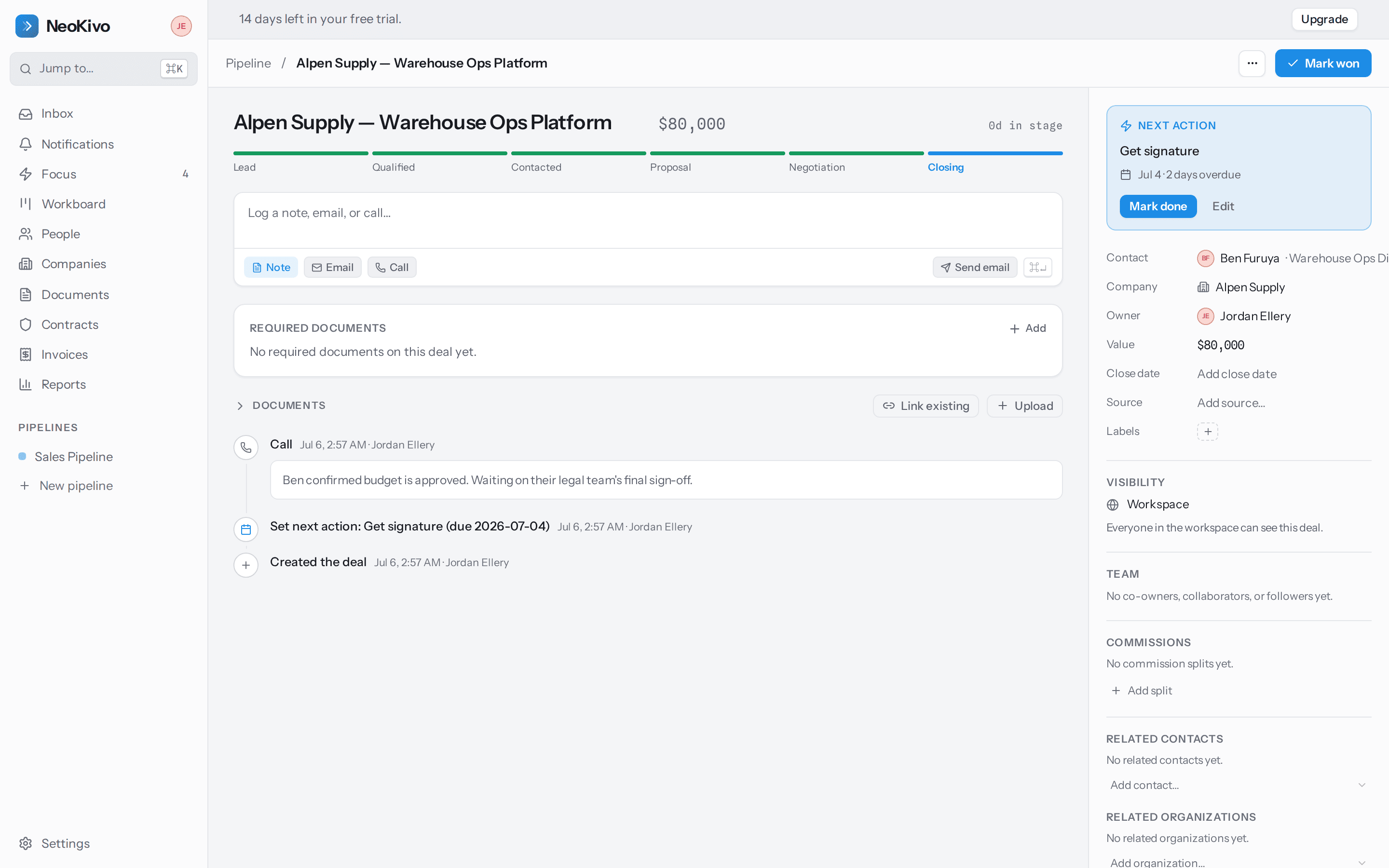 Une fiche affaire affichant sa valeur, son étape, sa prochaine action et une chronologie des appels et notes enregistrés.